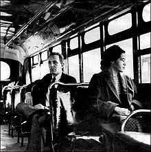 Rosa Parks in einem Bus nach Aufhebung des Segregationsgesetzes