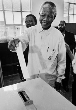 Mandela_voting_in_1994-paul-weinberg