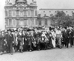 Womens_suffrage_demonstration_in_Paris_on_5_July_1914_-_Le_Figaro