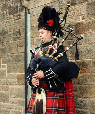 Bagpiper_in_Edinburgh_001