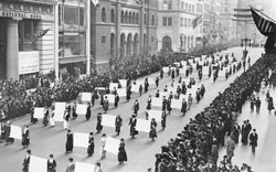 Suffragists_Parade_Down_Fifth_Avenue,_1917