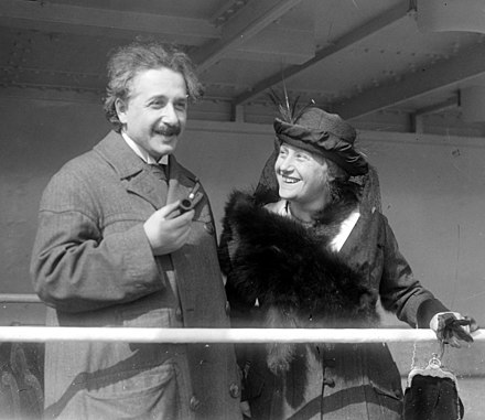 440px-Einstein_Albert_Elsa_LOC_32096u