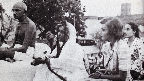 Gandhi_and_Lady_Mountbatten_during_prayer