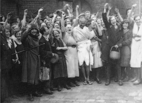 Mahatma_Gandhi_with_women_textile_workers_at_Darwen,_Lancashire