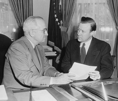 President_Truman_in_the_Oval_Office,_conferring_with_labor_leader_Walter_Reuther,_president_of_the..._-_NARA_-_200406