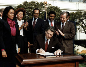 Reagan_signs_Martin_Luther_King_bill