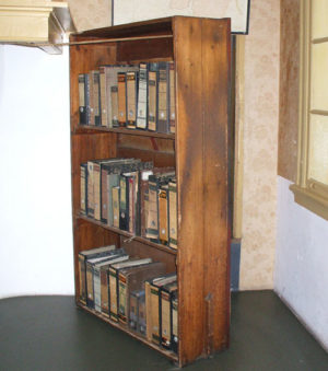 AnneFrankHouse_Bookcase