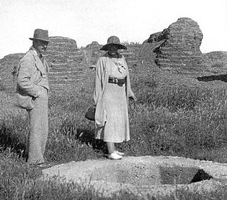 agatha_Christie_with_Max_Mallowan_in_Tell_Halaf_1930s