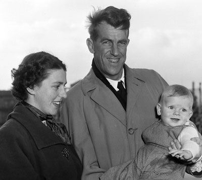 Sir_Edmund_and_Lady_Louise_Hillary_with_their_son_Peter,_1955